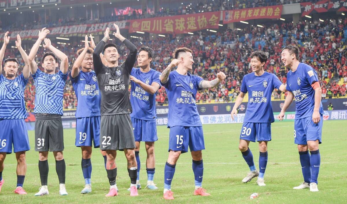 他去了著名的莫扎特寄宿学校，并在那里他发现了一个有着几百年历史的神秘通道，进入了莫扎特著名歌剧《魔笛》的世界里